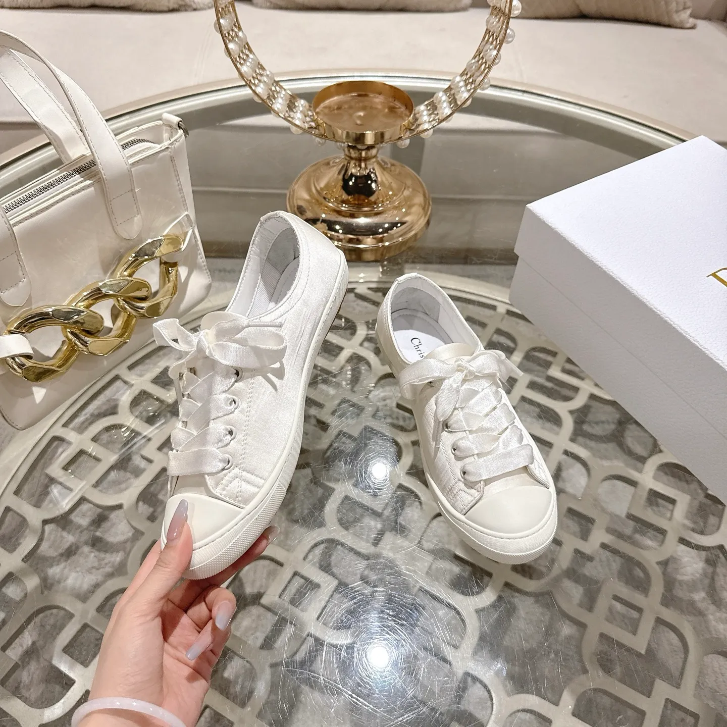 👟👟Ex-factory price 520👟👟 DIOR Dior's 2025 latest lucky satin casual shoes thin-soled shoes. Many celebrity Internet celebrities planted Chanristian Dior logo buckles. The designer really understands the needs of girls in summer. This new product Lucky thin-soled shoes are as cute as her name. The thin sole + shallow mouth design makes the whole pair of shoes very light and easy to wear. Fabric: Satin with wide satin laces of the same color. They are so beautiful that they are speechless in the sun. The soft shoe body looks like stepping on clouds with socks and culottes. It is windy and lazy when walking. It gives you the "effortless" elegance when you take a shot. Outsole: Original molded TPU outsole Size: 35-41 (41 is custom-made and cannot be returned or exchanged)